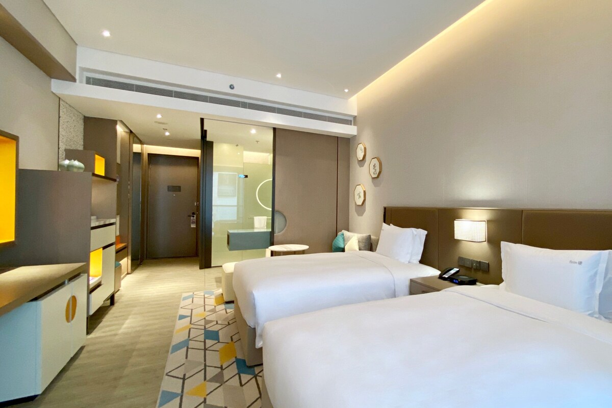 Standard Room, 2 Twin Beds | In-room safe, soundproofing, iron/ironing board
