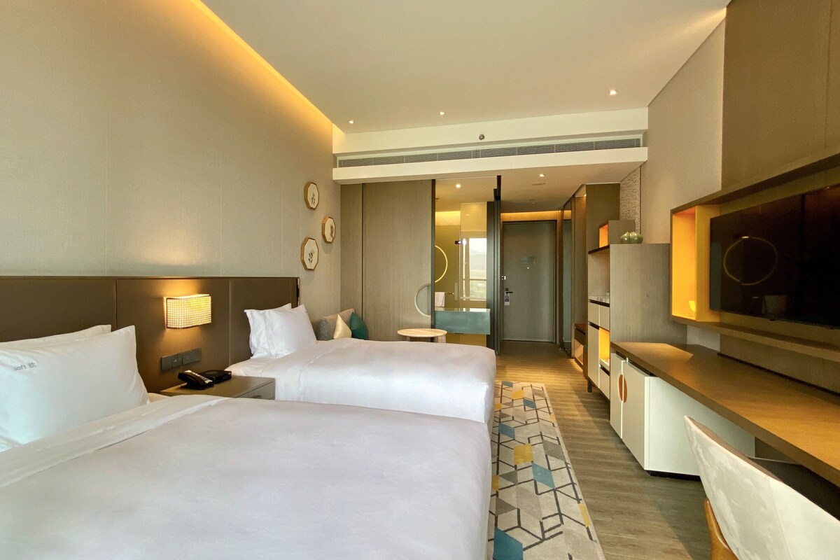 Standard Room, 2 Twin Beds, Lake View | In-room safe, soundproofing, iron/ironing board