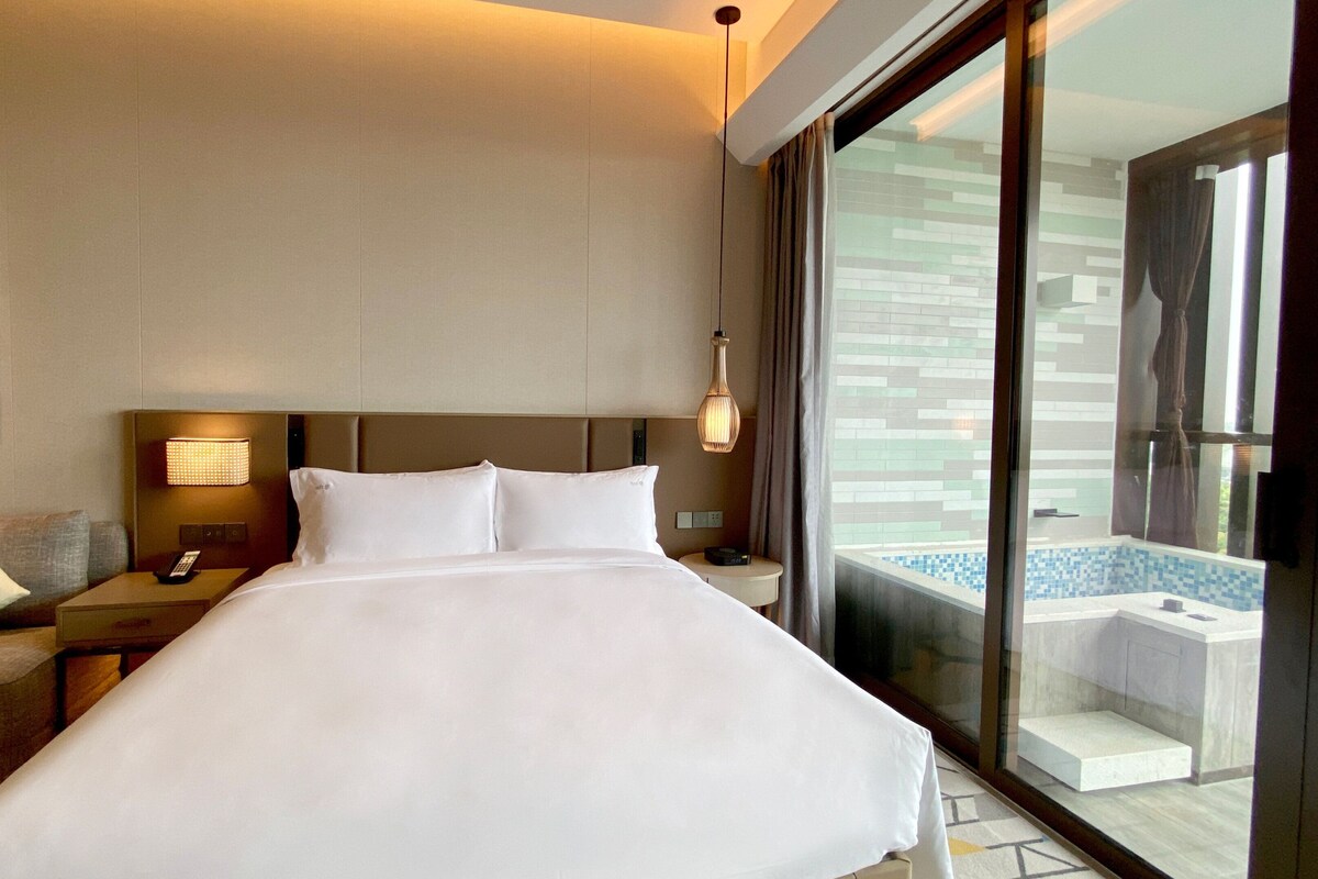Standard Room, 1 King Bed, City View | In-room safe, soundproofing, iron/ironing board