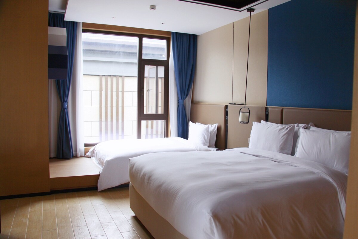Room, 1 King Bed (with Living Area) | In-room safe, soundproofing, iron/ironing board