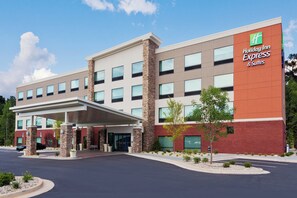 A modern hotel building with a covered entrance, multiple windows, and a sign for Holiday Inn Express & Suites. - Holiday Inn Express & Suites Fayetteville by IHG (Fayetteville)
