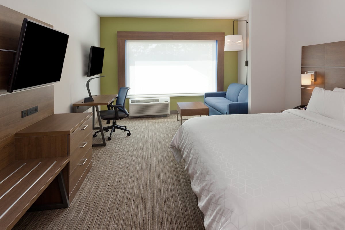 Suite, 1 kingsize bed | Een kluis op de kamer, een bureau, een laptopwerkplek