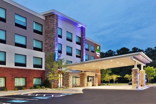 Holiday Inn Express & Suites Fayetteville by IHG