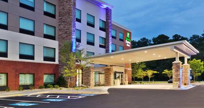Holiday Inn Express & Suites Fayetteville by IHG