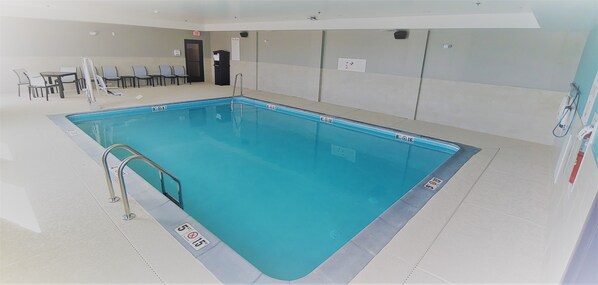 Ein Hallenbad mit Rettungsschwimmerstation, Umkleideraum und Rezeption.