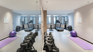 A gym with treadmills, elliptical machines, and free weights. - Holiday Inn Express Nanchang Qingshan Lake View by IHG (Nanchang)