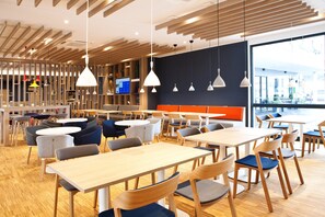 Free daily buffet breakfast - Holiday Inn Express Munich Olching by IHG (Olching)