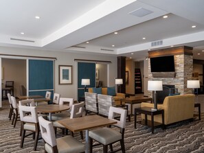 Lobby lounge - Staybridge Suites Sioux City Southeast by IHG (Sioux City)
