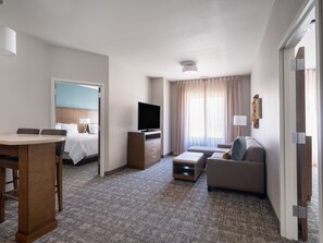 Suite, 2 Schlafzimmer | Schreibtisch, laptopgeeigneter Arbeitsplatz, Verdunkelungsvorhänge