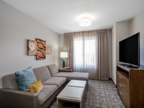 Suite, 1 Schlafzimmer, barrierefrei (Communications) | Schreibtisch, laptopgeeigneter Arbeitsplatz, Verdunkelungsvorhänge