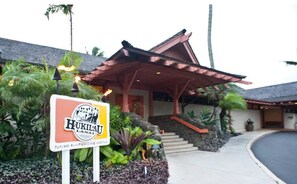 Un edificio con un cartello che riporta "Hukilao Lanai" e un ingresso coperto.
