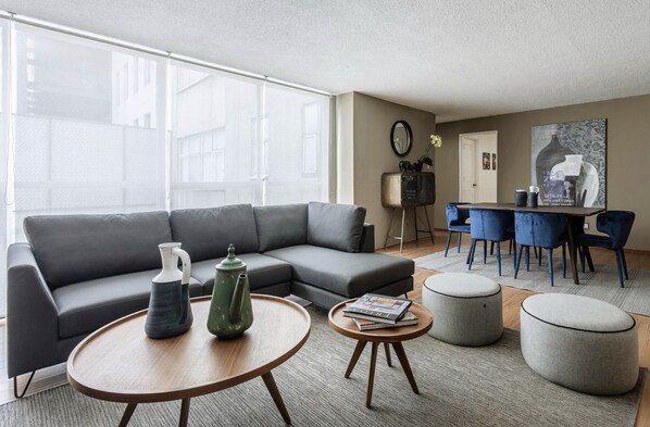 Luxury Apartment | Living room | 60-inch Smart TV with cable channels, TV, Netflix - Masaryk Apartments (Mexico City)