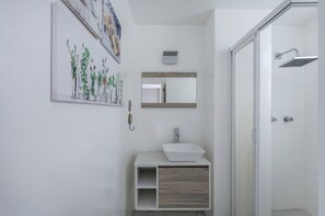 Luxe appartement | Badkamer | Een aparte badkuip en douche, een regendouche, designer toiletartikelen