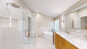 Badewanne, Haartrockner, Handtücher