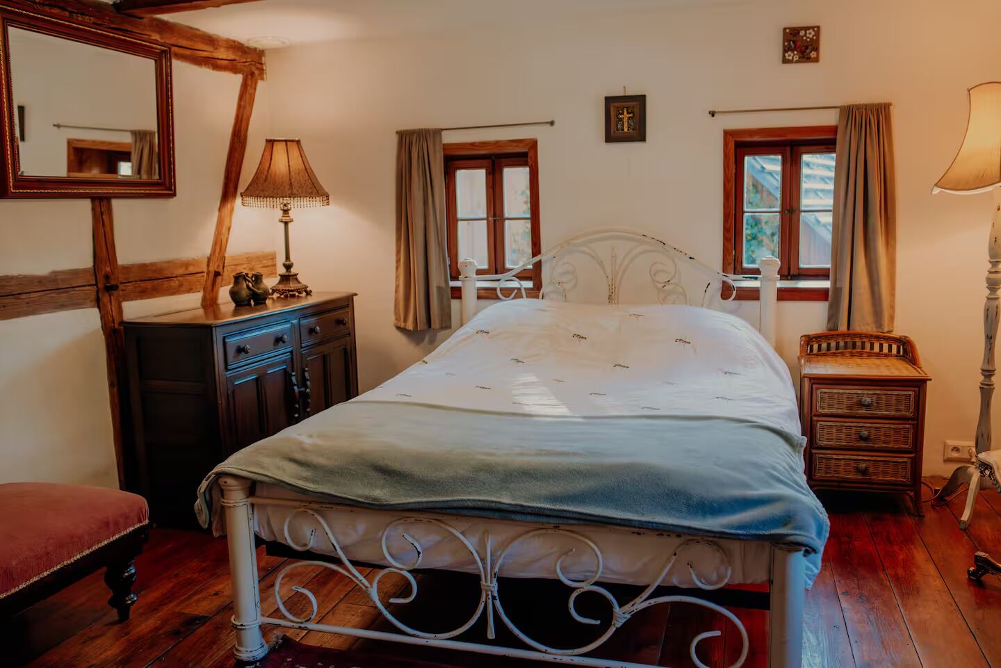 4 室のベッドルーム、デスク、アイロン / アイロン台、旅行用ベビーベッド