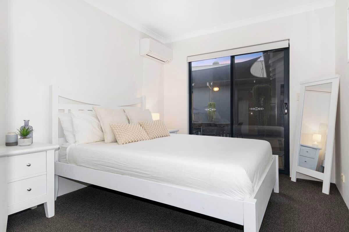 4 bedrooms, desk, iron/ironing board, WiFi