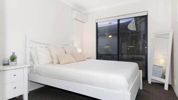 4 bedrooms, desk, iron/ironing board, WiFi