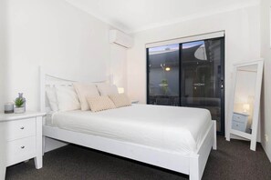 6 bedrooms, iron/ironing board, WiFi, bed sheets