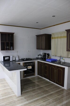 雪櫃、微波爐、焗爐、爐具