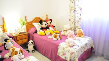 2 bedrooms, iron/ironing board, WiFi