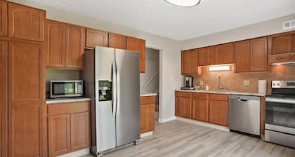 EASTON TOWNE CENTER 4 bed, 2 full bath home w/ big yard