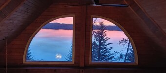   Waterfront cabin/Military discount/ Kayaks/ Fire pit/ beach/No pet fee/ deck