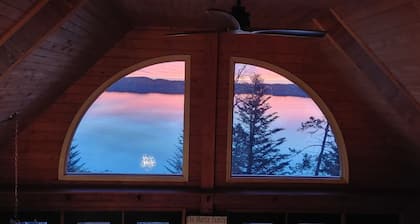 Waterfront cabin/Military discount/ Kayaks/ Fire pit/ beach/No pet fee/ deck