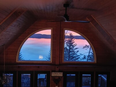  Waterfront cabin/Military discount/ Kayaks/ Fire pit/ beach/No pet fee/ deck