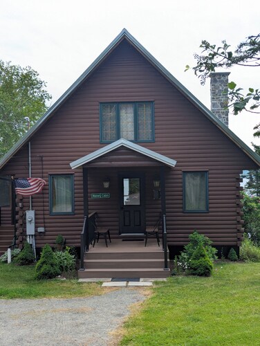 Waterfront cabin/Military discount/ Kayaks/ Fire pit/ beach/No pet fee/ deck
