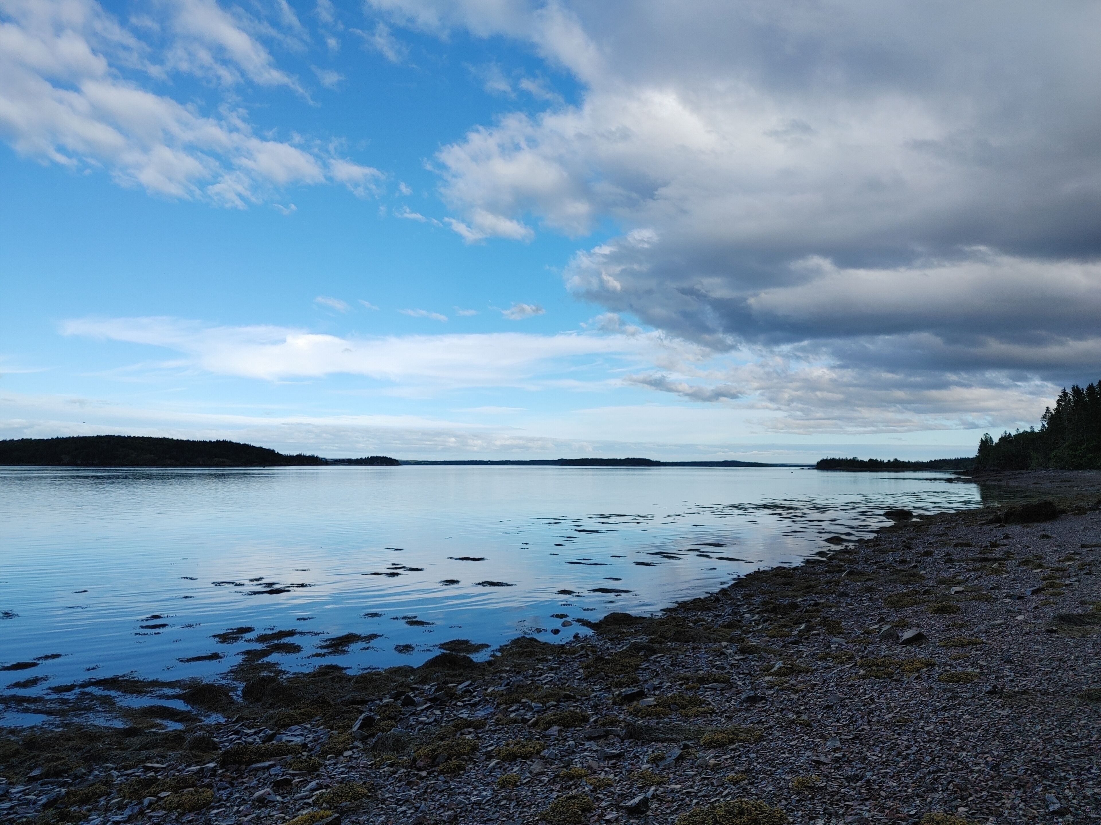 På stranden, solstolar och strandhanddukar