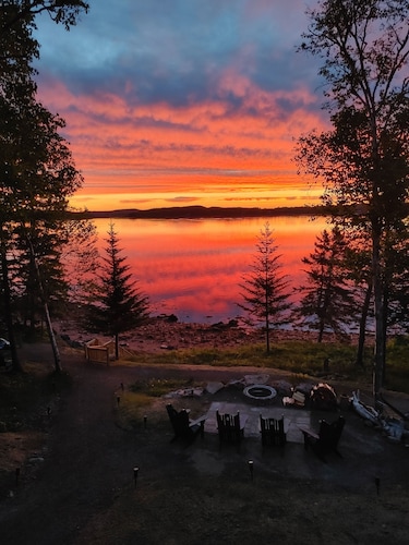   Waterfront cabin/Military discount/ Kayaks/ Fire pit/ beach/No pet fee/ deck
