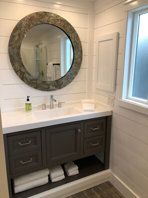 Combined shower/bathtub, hair dryer, towels, soap