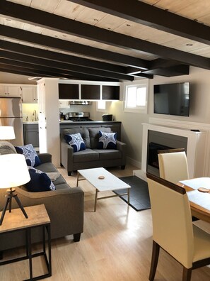 Smart TV, fireplace - Newly renovated, Reserved Parking, Rooftop Deck, HVAC Steps to Bay Beach & Shops (Newport Beach)