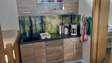 Kühlschrank, Mikrowelle, Ofen, Wasserkocher mit Kaffee-/Teezubehör
