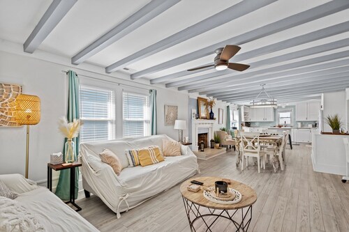 Oceanside Haven:- Home Steps to Beach w/ Massive 2 Story Deck & Hot Tub!