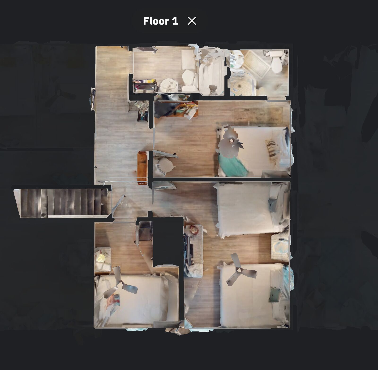Een plattegrond van een hotelkamer met een bed, een bureau, een stoel, een klein tafeltje en een raam.