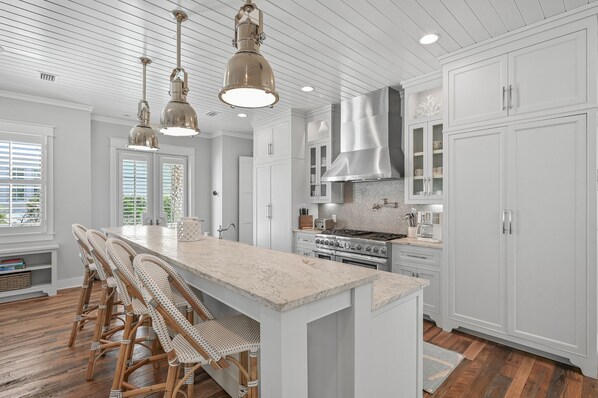 冷蔵庫、電子レンジ、オーブン、コンロ