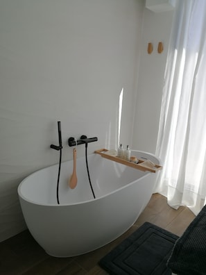 Haartrockner, HandtĂŒcher, Seife, Shampoo