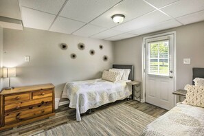 2 bedrooms, laptop workspace, iron/ironing board, Internet - Garden-Level Hendersonville Apt: 20 Mi to Broadway (Hendersonville)
