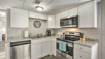 Coffee/tea maker, fridge, microwave, stovetop