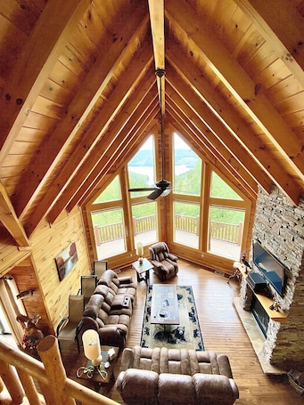 TV. MOUNTAIN TOP CABIN WITH PARTNERING MARINA ON NORRIS LAKE