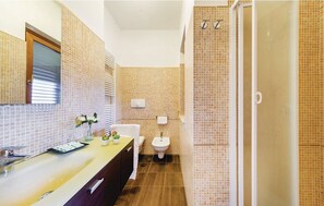 Een douche, een haardroger, een bidet, handdoeken