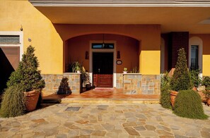 Exterior detail - Villa Aurora " Villa Grande" (Laureana Cilento)