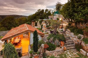 المنطقة المحيطة بالمنشأة