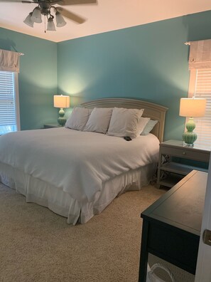 3 dormitorios, tabla de planchar con plancha, cuna de viaje