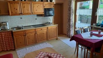 KĂŒhlschrank, Mikrowelle, Herdplatte, Wasserkocher mit Kaffee-/Teezubehör