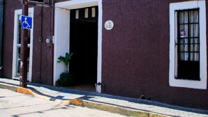 Un edificio con un letrero que dice 'Hotel Don Porfirio'.
