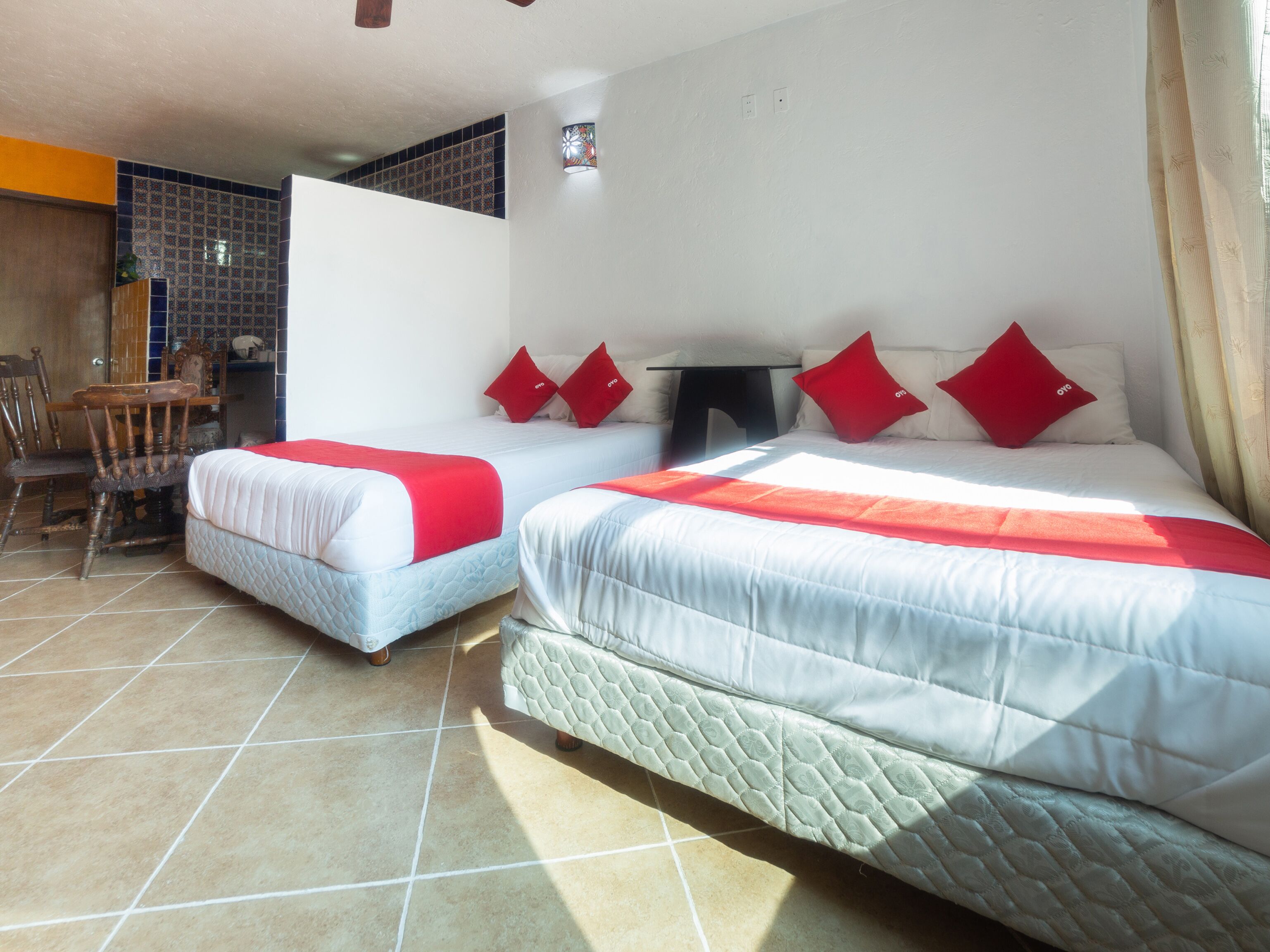 Una habitación de hotel con dos camas, un escritorio y una silla.
