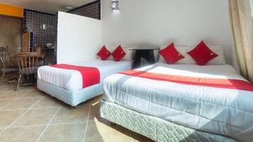 Una habitación de hotel con dos camas, un escritorio y una silla.