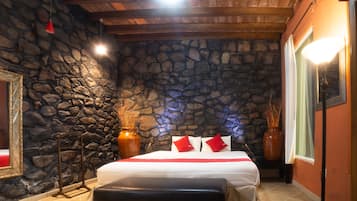 Minibar, escritorio, tabla de planchar con plancha y wifi gratis